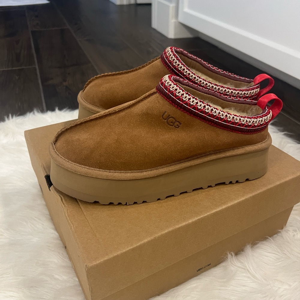 Brand new Ugg Tazz slipper in size 6